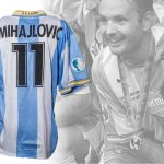 Per Lazio-Bologna, quante sorprese per il “guerriero” Mihajlović. Esposte tutte le sue casacche biancocelesti.