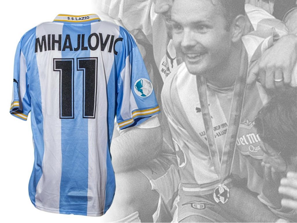 Per Lazio-Bologna, quante sorprese per il “guerriero” Mihajlović. Esposte tutte le sue casacche biancocelesti.
