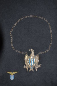 1950, collana con emblema