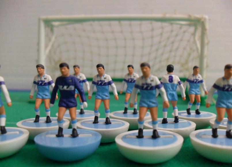 Dalle origini del Subbuteo alla Playstation, tornando al Subbuteo con le divise della Lazio