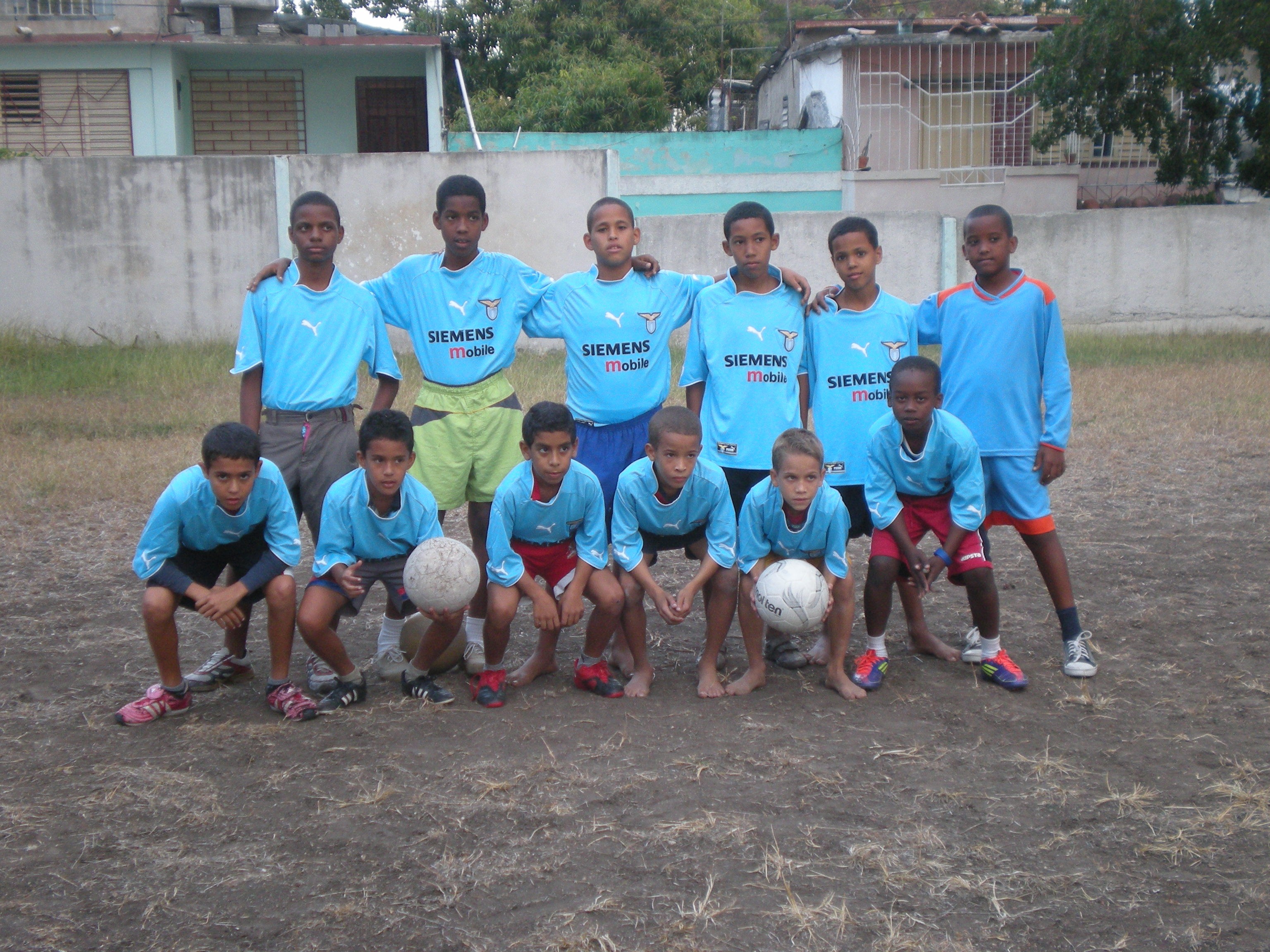 I bambini cubani giocano con le maglie della Lazio