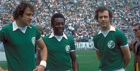 Pelè, Chinaglia e Beckenbauer contro la Lazio (1977)