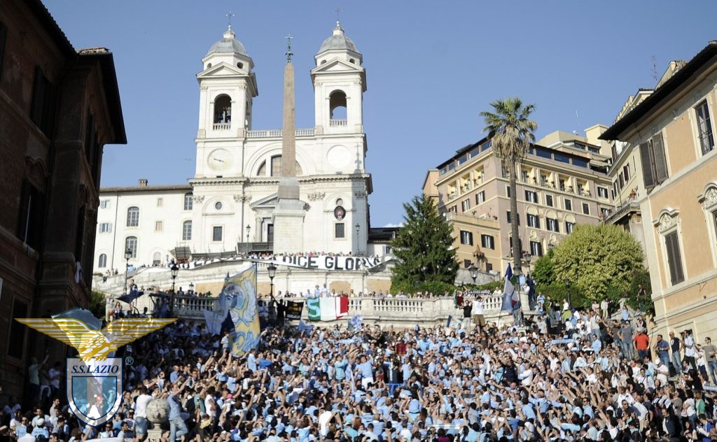 Coppa Italia 2013. lo storico flash mob, con Piazza di Spagna gremita di maglie biancocelesti