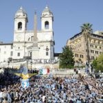 Coppa Italia 2013. lo storico flash mob, con Piazza di Spagna gremita di maglie biancocelesti