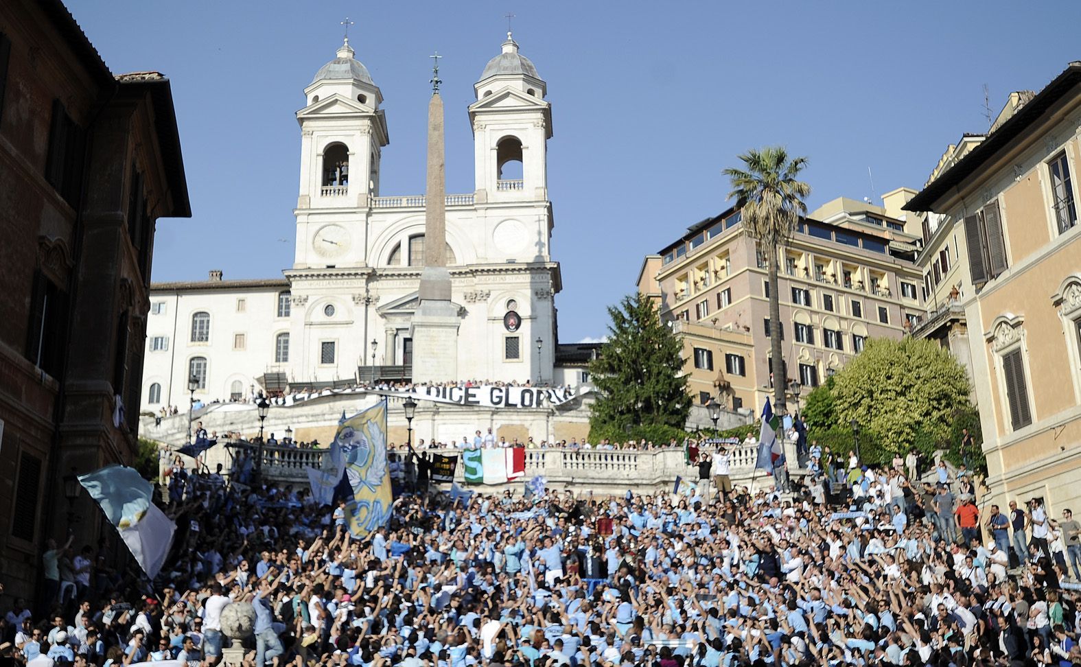Coppa Italia 2013. lo storico flash mob, con Piazza di Spagna gremita di maglie biancocelesti