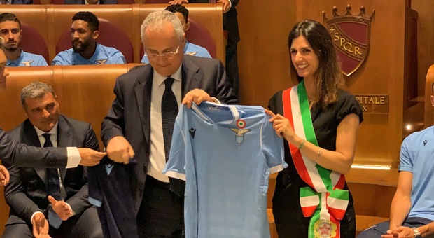 La Coppa Italia in Campidoglio e la sindaca Raggi presenta la prima e la terza maglia della stagione 2019/20