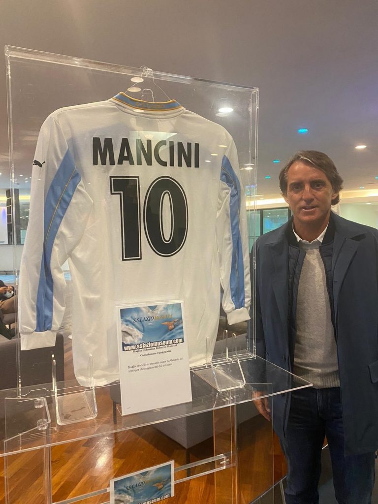 II Ct Roberto Mancini in visita presso lo spazio espostivo del Lazio Museum