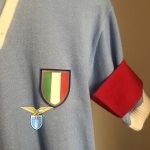 Ricordando Pino Wilson: Per Lazio-Venezia il “Lazio Museum” espone le maglie e la fascia rossa commemorativa del Capitano