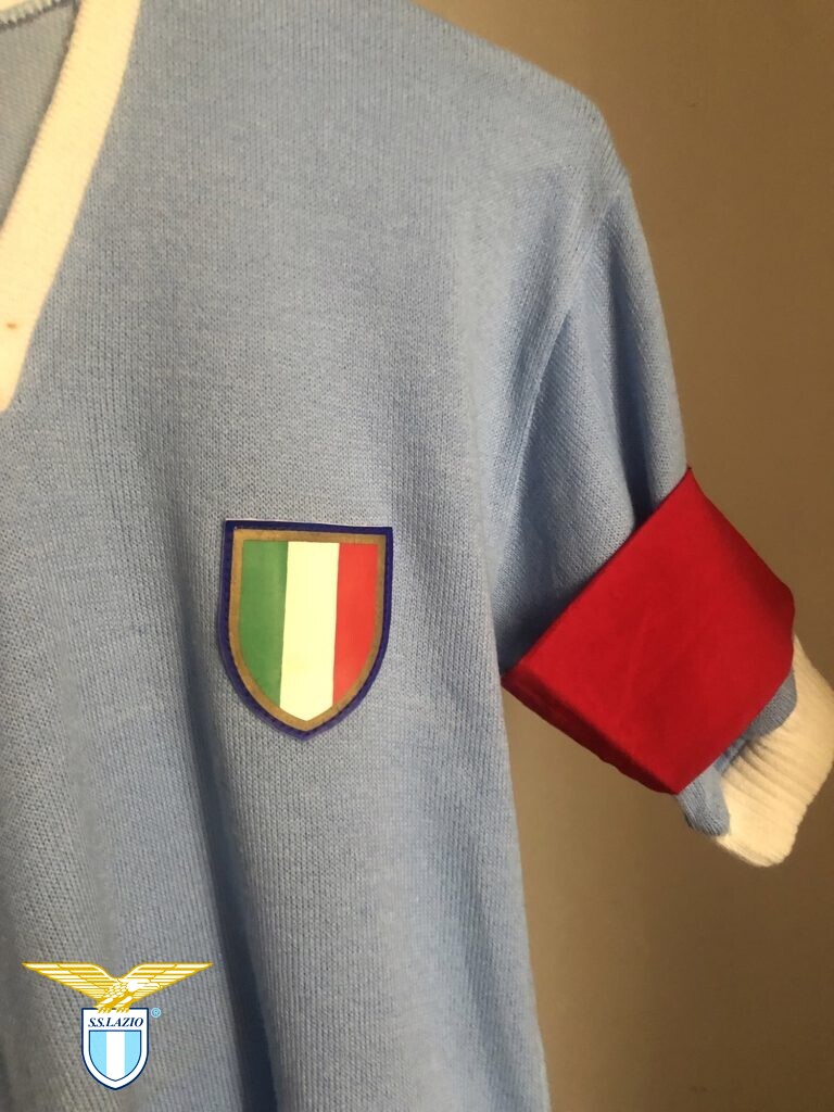 Ricordando Pino Wilson: Per Lazio-Venezia il “Lazio Museum” espone le maglie e la fascia rossa commemorativa del Capitano