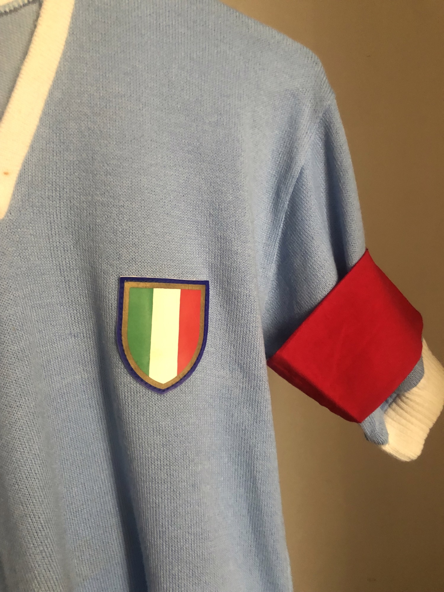 Ricordando Pino Wilson: Per Lazio-Venezia il “Lazio Museum” espone le maglie e la fascia rossa commemorativa del Capitano