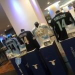 Lazio-Atletico Madrid, il Lazio Museum ha omaggiato Simeone con le sue casacche storiche biancazzurre