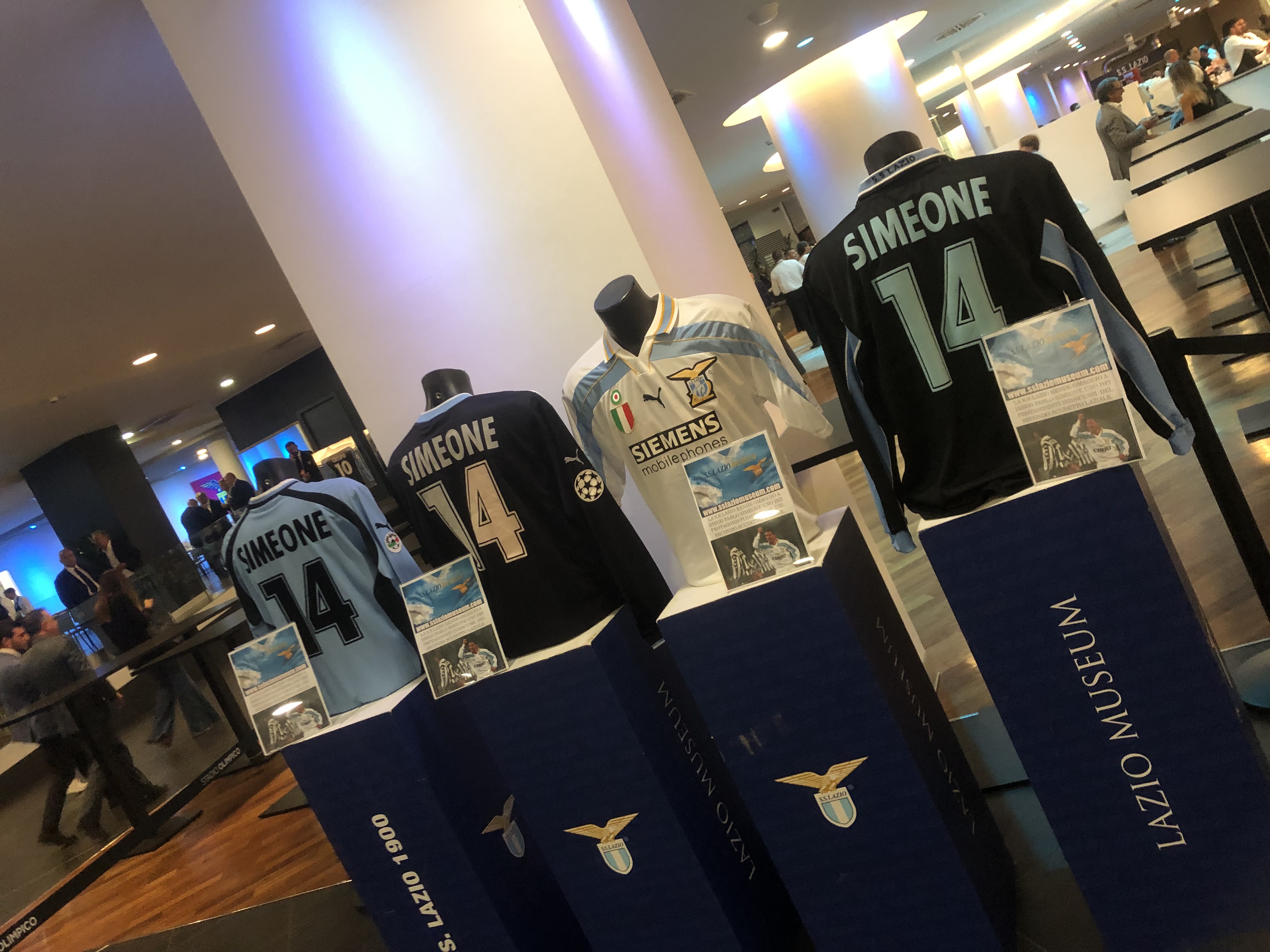 Lazio-Atletico Madrid, il Lazio Museum ha omaggiato Simeone con le sue casacche storiche biancazzurre