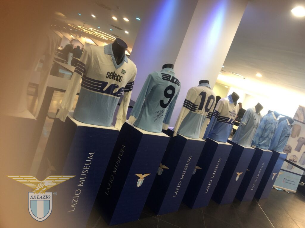 Per Lazio-Napoli, esposte le maglie dell’era Ennerre ed Umbro