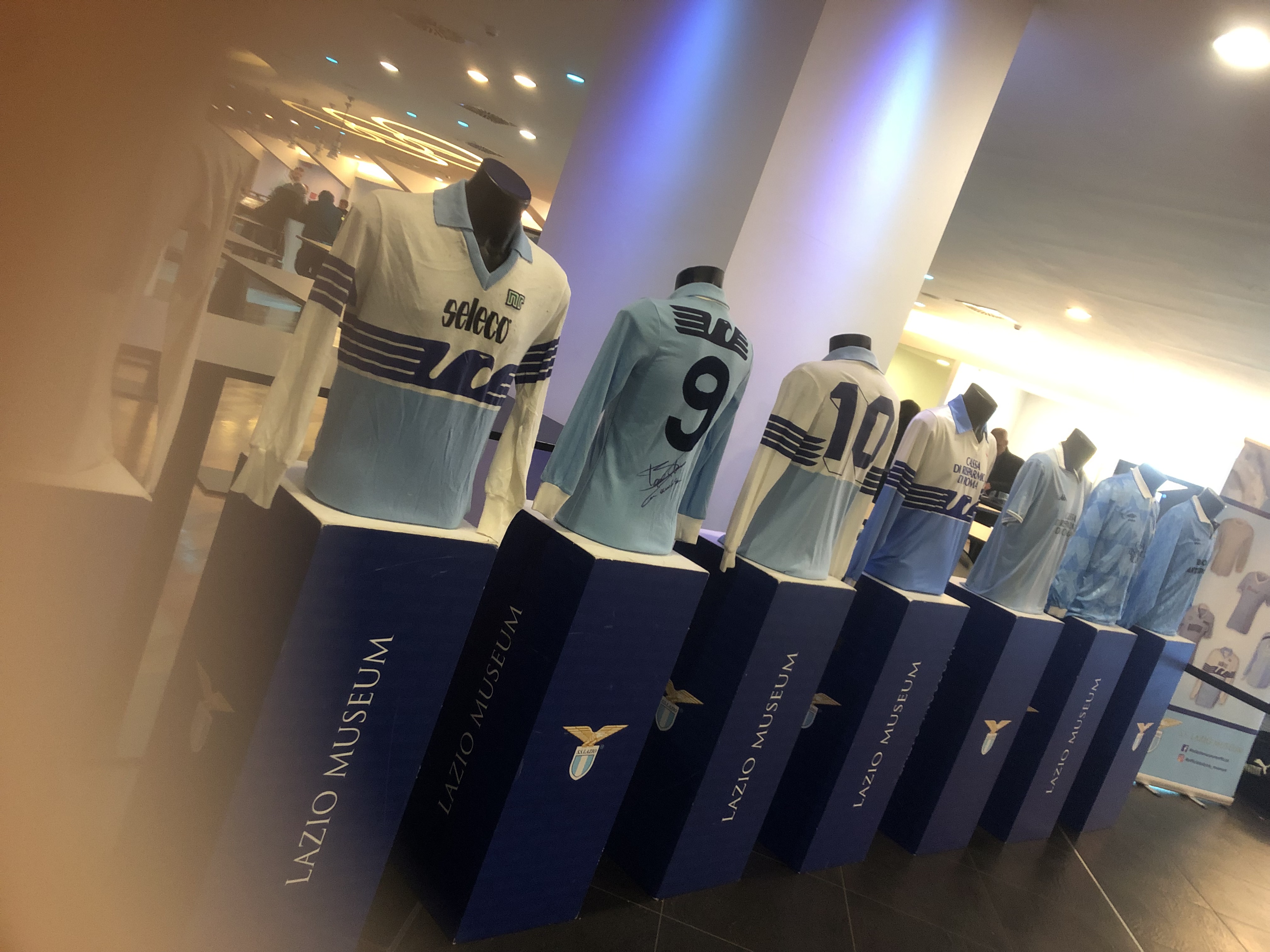 Per Lazio-Napoli, esposte le maglie dell’era Ennerre ed Umbro